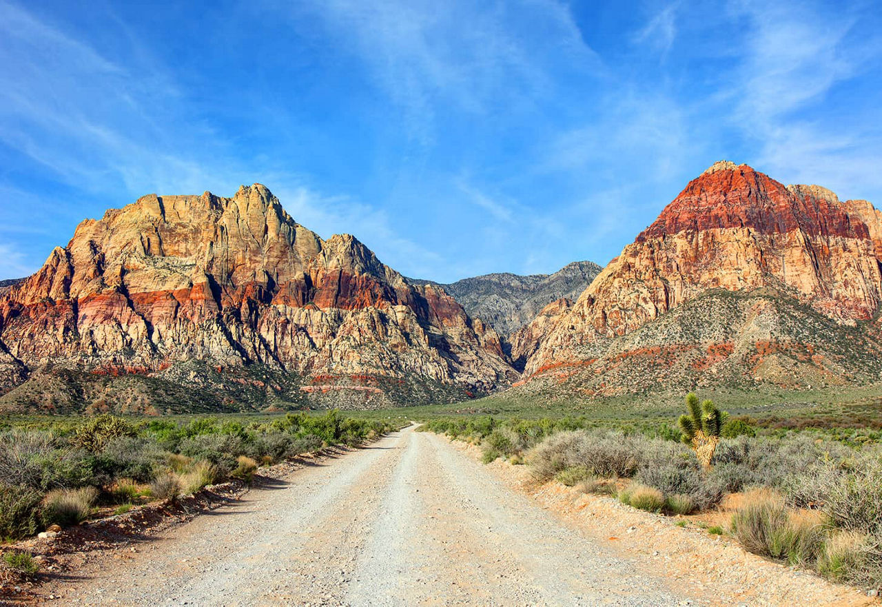 Une route traversant le Red Rock Canyon