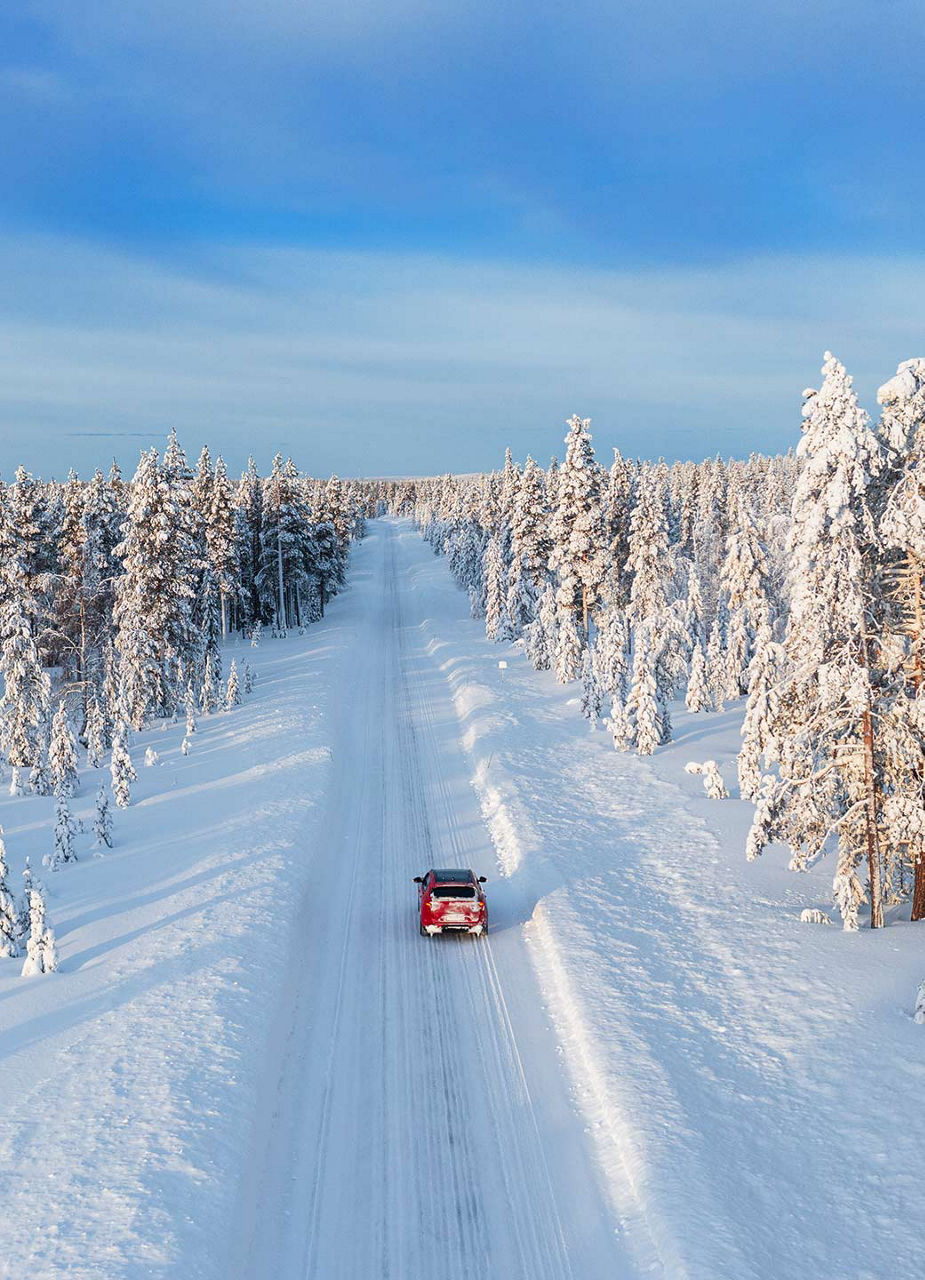 Verschneite Strasse in Schwedisch-Lappland