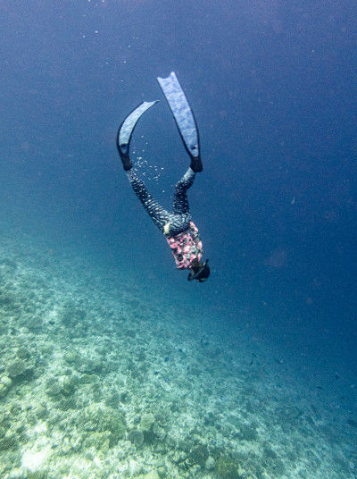 Women diving