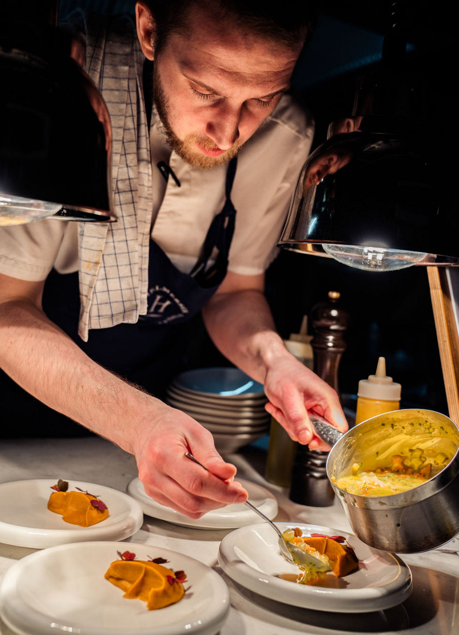 Chef préparant de la nourriture