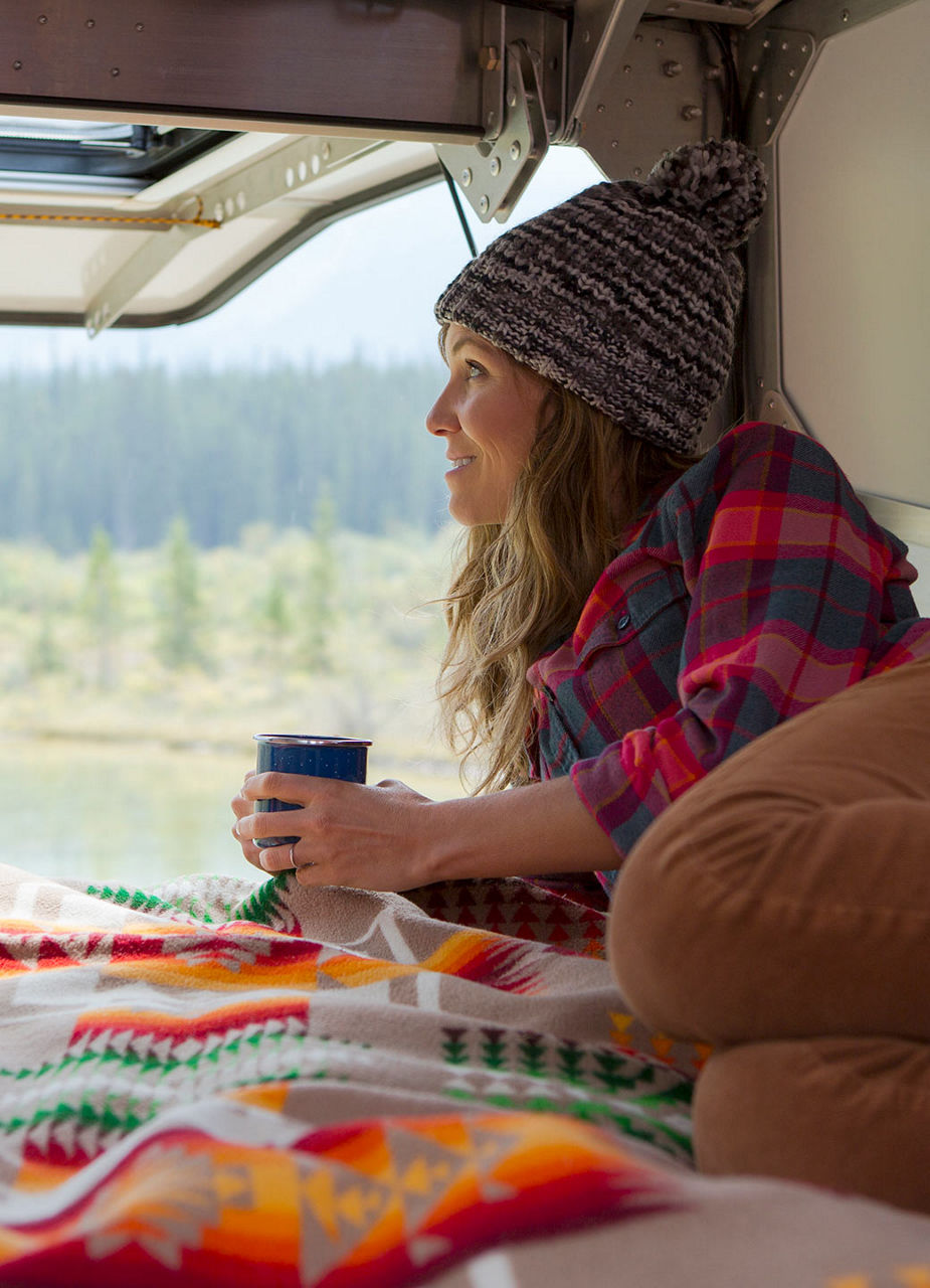 Femme appréciant une pause dans une camionnette