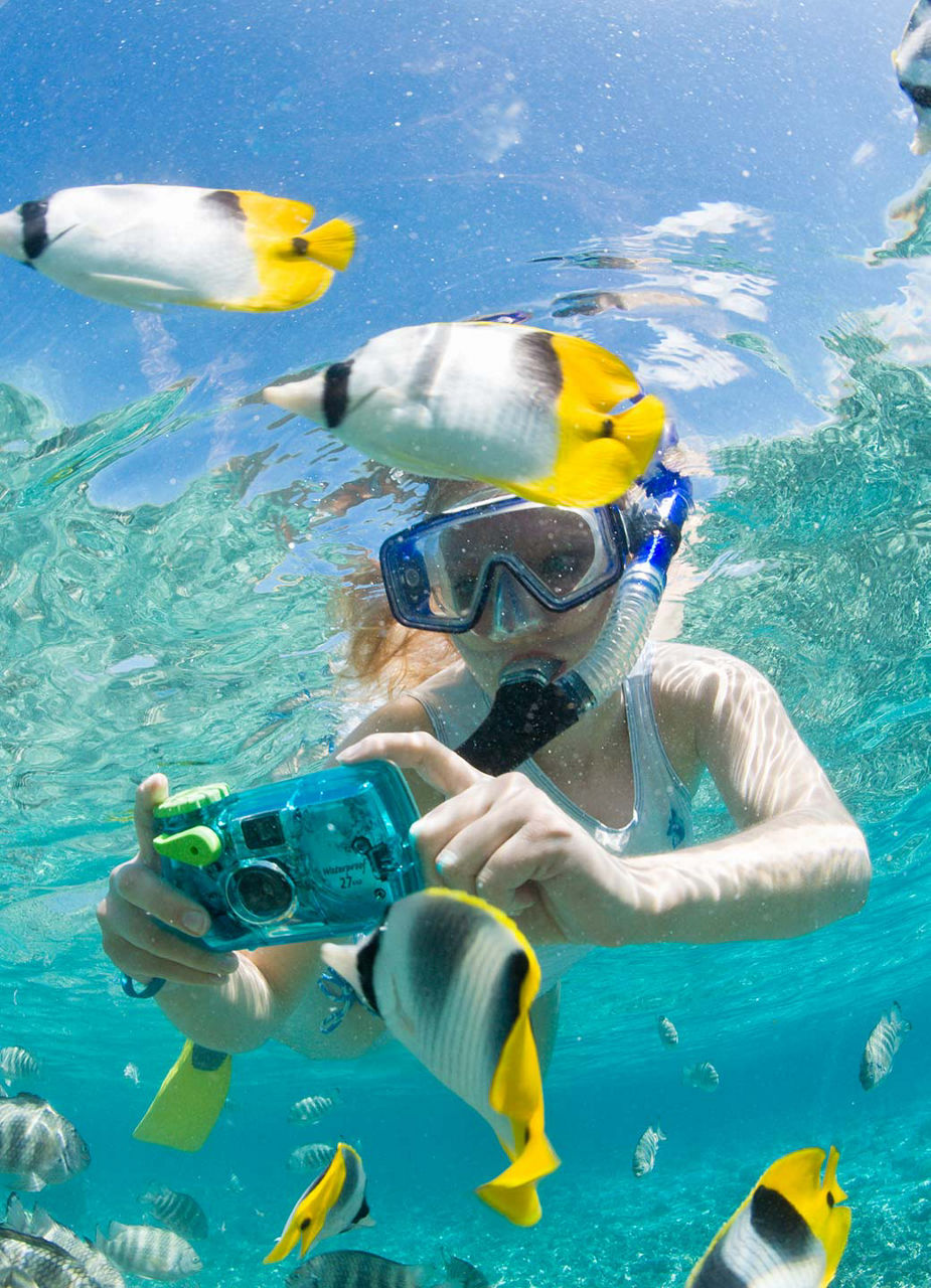 Kind fotografiert Fische unter Wasser