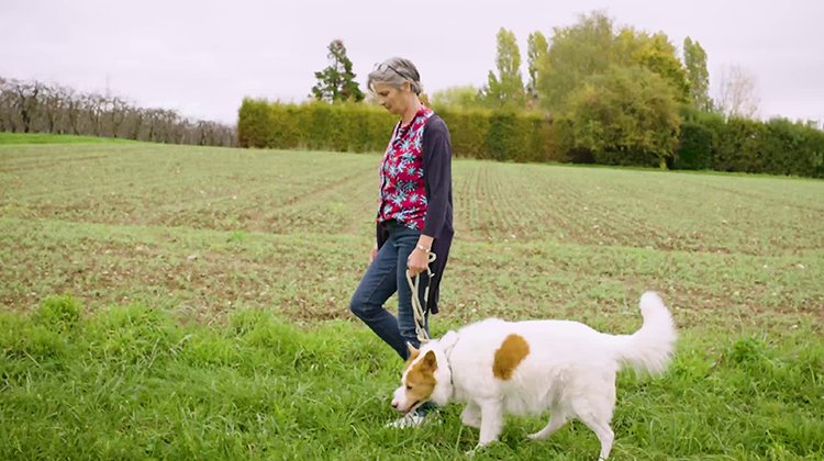 Nathalie Oliveira walking her dog