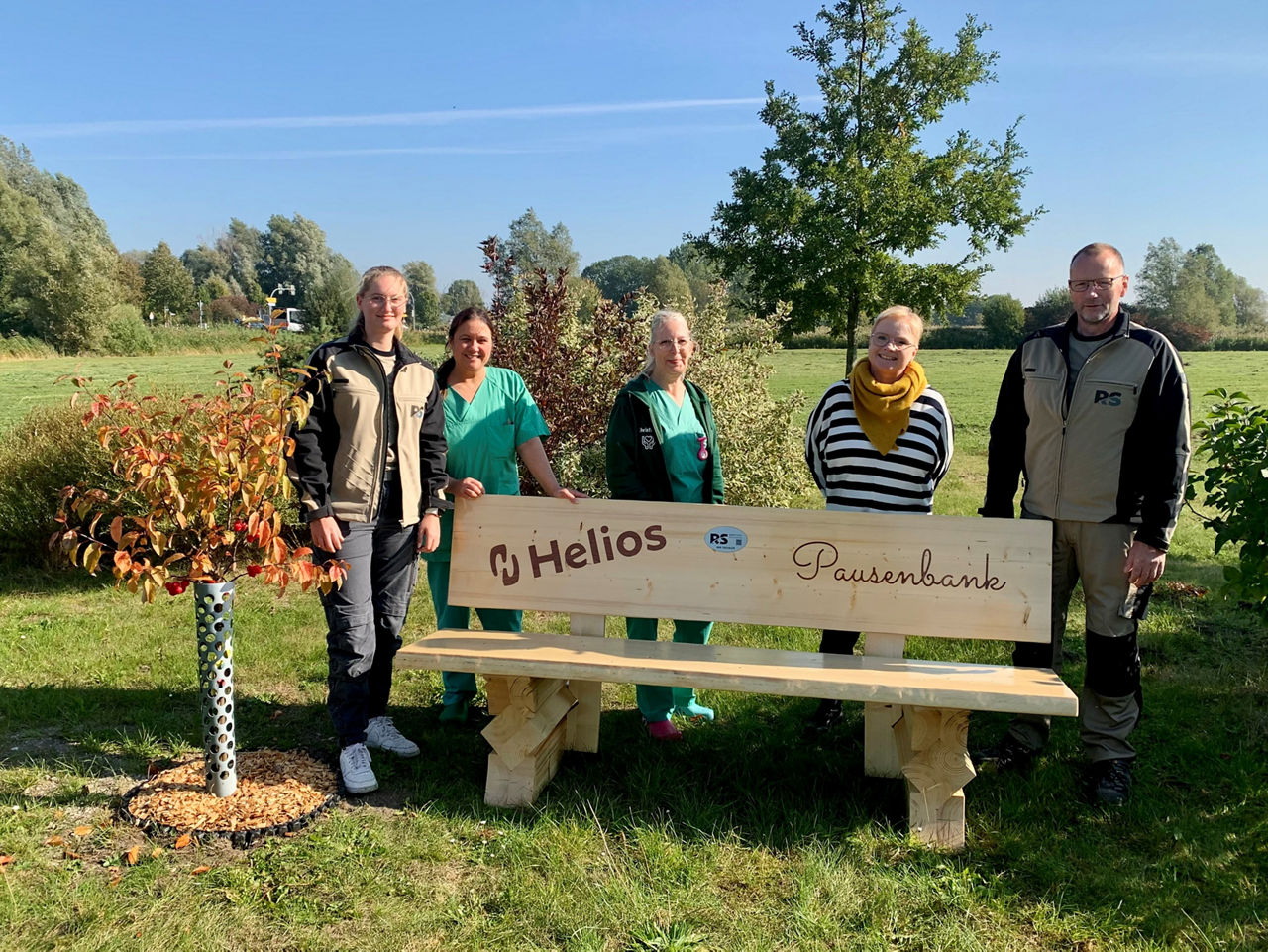 Aus der Baumpflanz-Challenge gewachsen: Neue Sitzbank für die Helios Klinik Wesermarsch