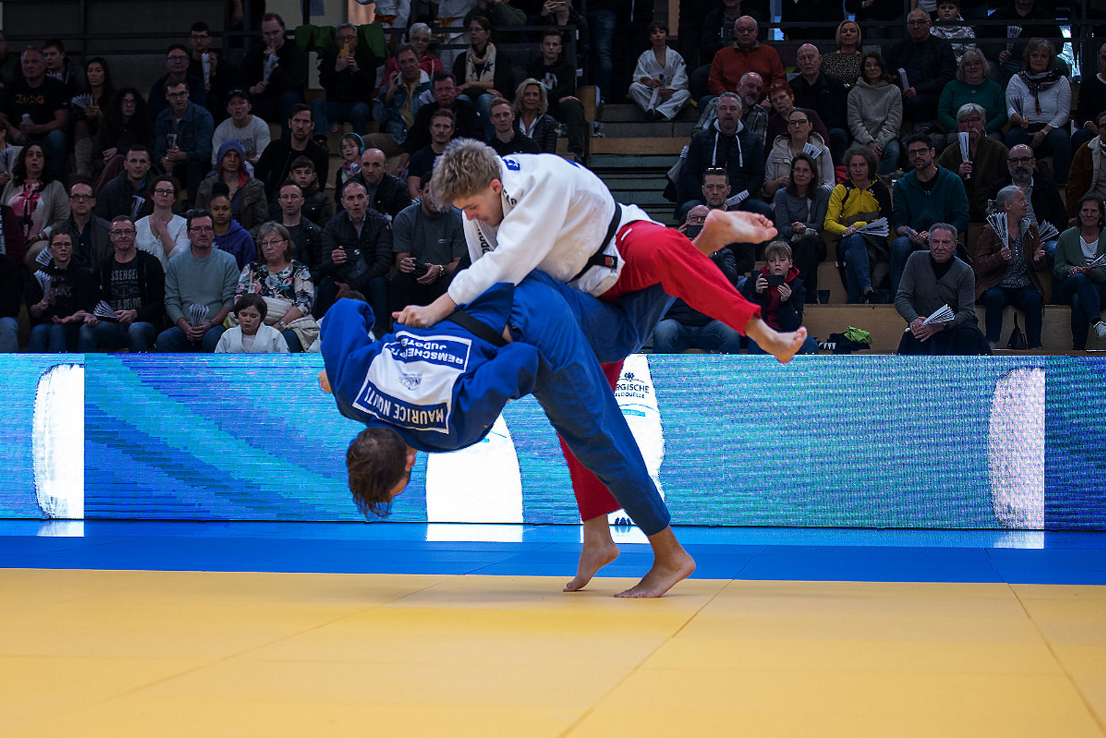 Helios Universitätsklinikum Wuppertal nimmt mit Bundesliga-Stars am Schwebebahnlauf in Wuppertal teil
