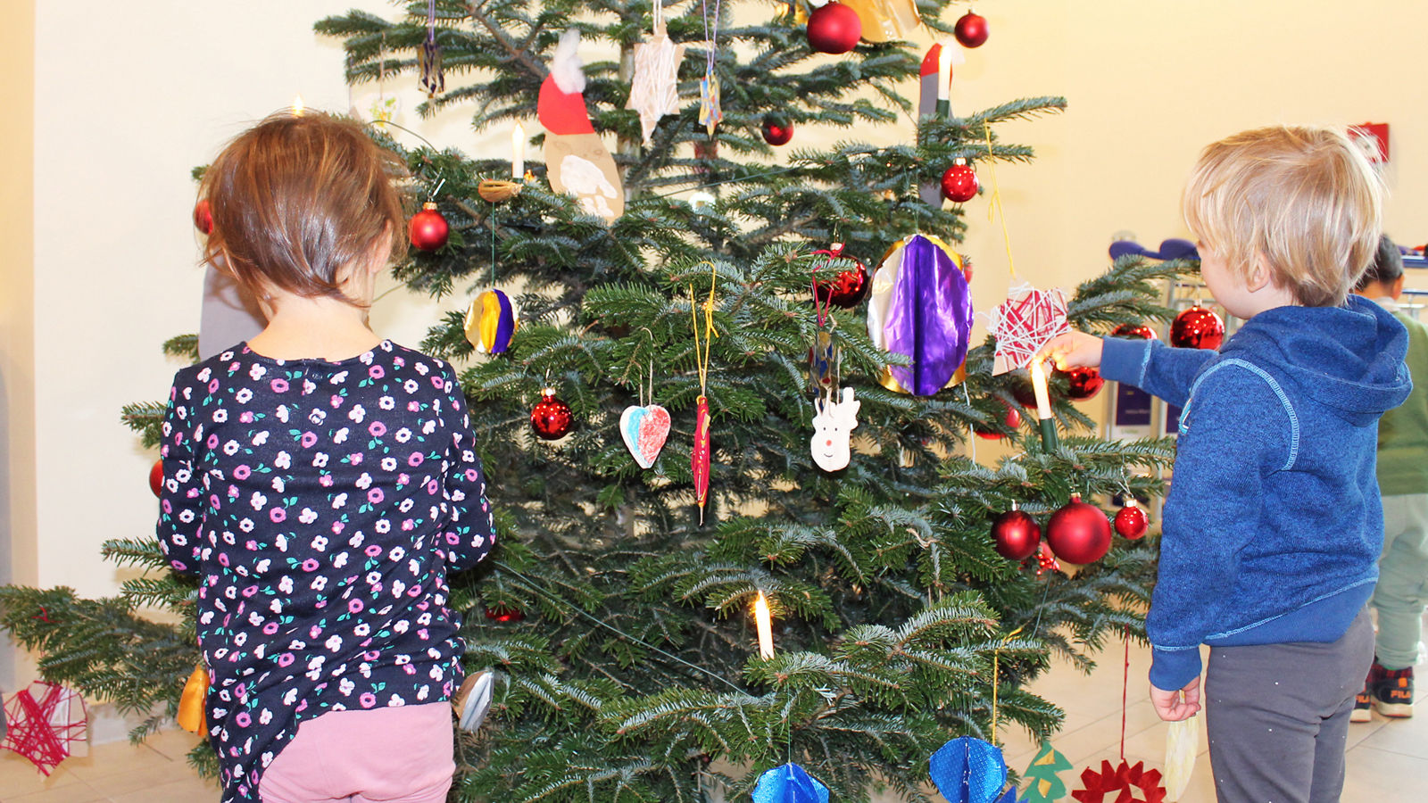 2023-12-07_Helios-Northeim_Foto-1_Weihnachtsbaumschmuecken-NOM