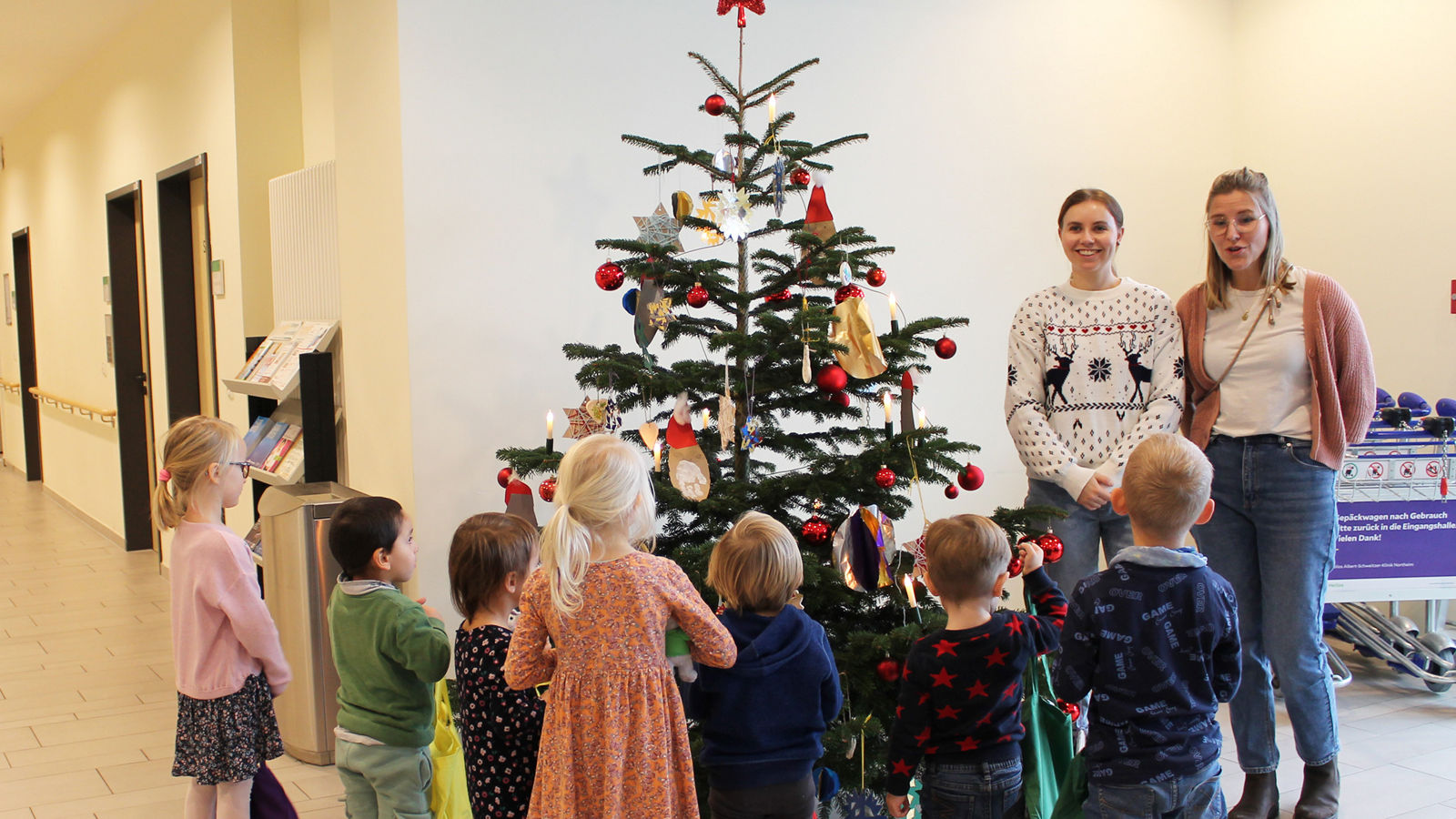 2023-12-07_Helios-Northeim_Foto-2_Weihnachtsbaumschmuecken-NOM
