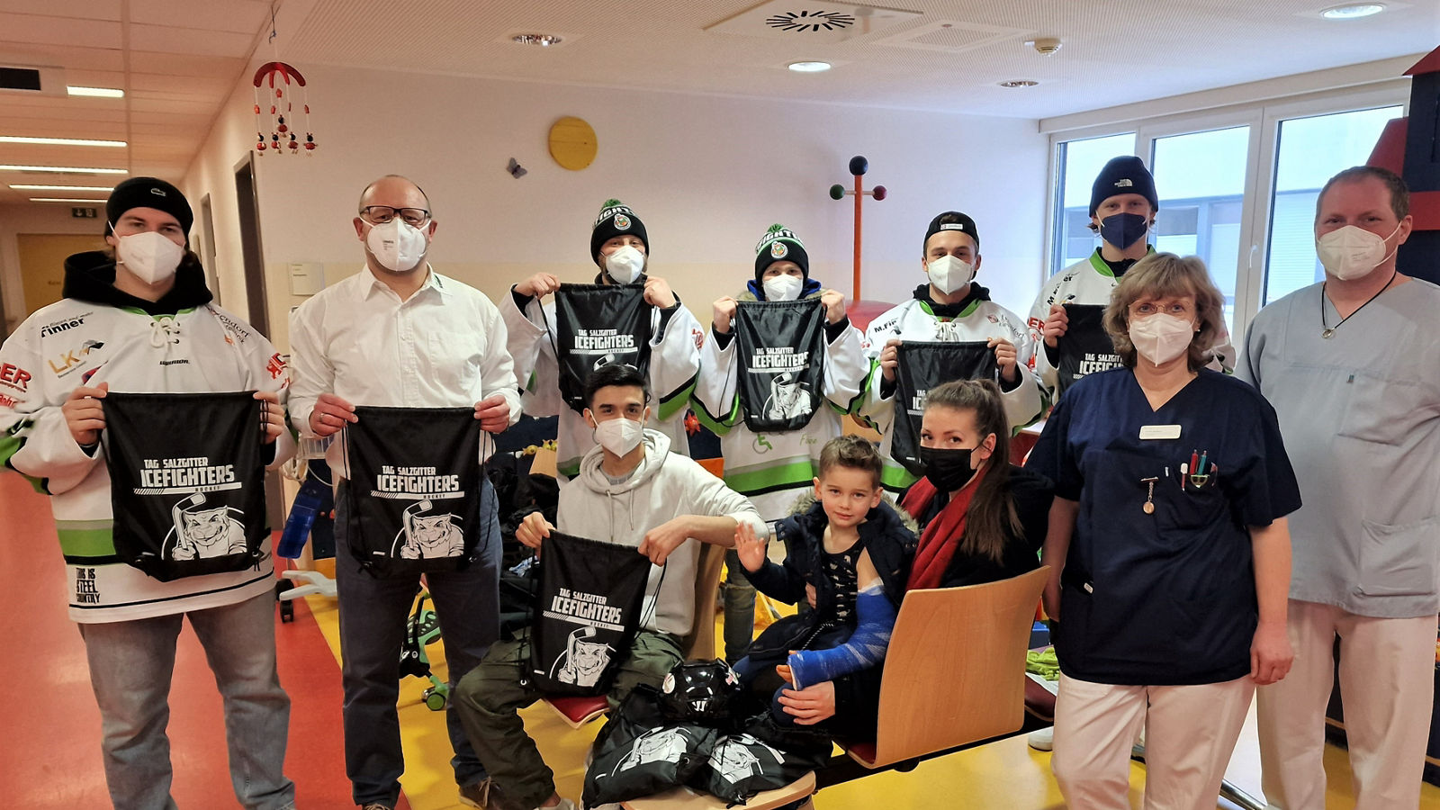 Icefighters überraschen die Kleinsten im Helios Klinikum  Salzgitter