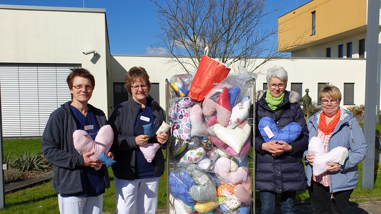 Helios Klinikum Gifhorn freut sich über Spende für Krebspatientinnen und -patienten