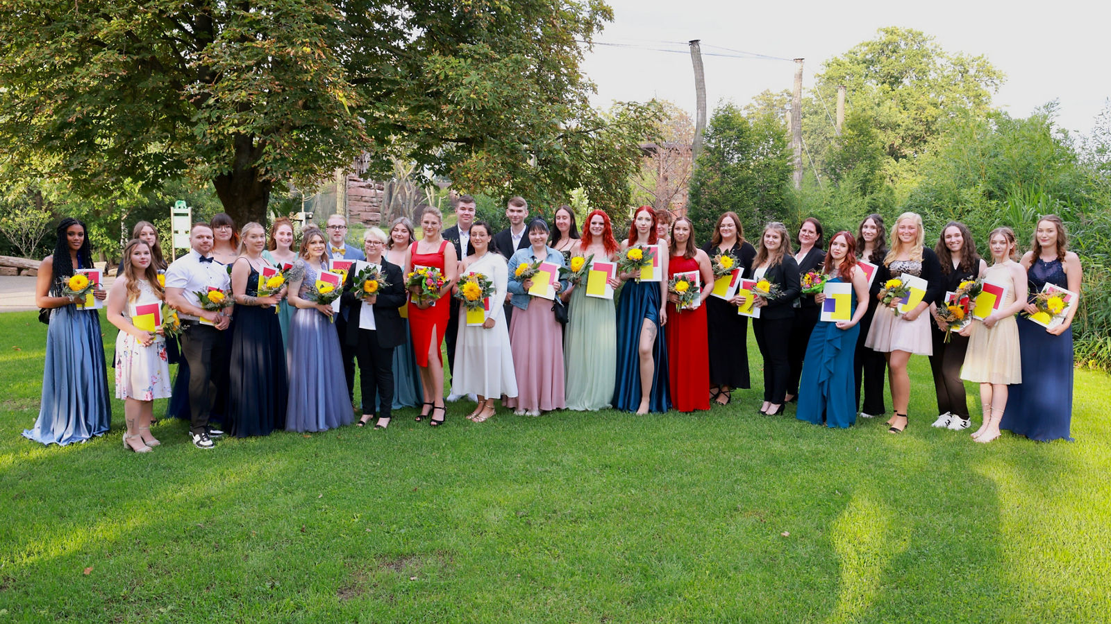 Herzlichen Glückwunsch: 30 Pflegefachfrauen und -männer der Helios Kliniken in Burg, Oschersleben, Zerbst/Anhalt, Vogelsang-Gommern und des AWO Fachkrankenhauses feiern ihr Examen.