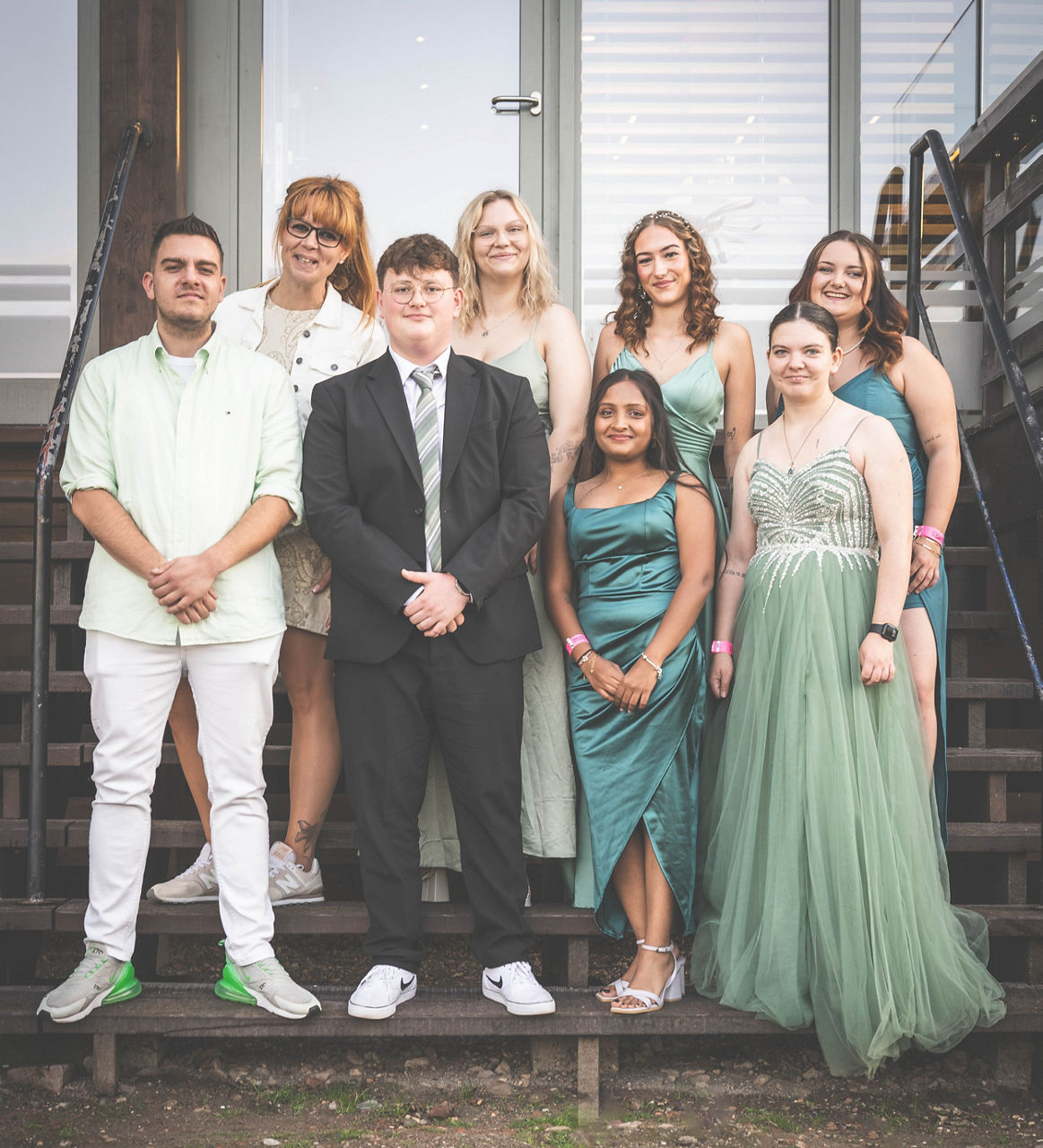 Herzlichen Glückwunsch: Absolvent:innen in der Pflegefachkraftausbildung feiern ihr Examen