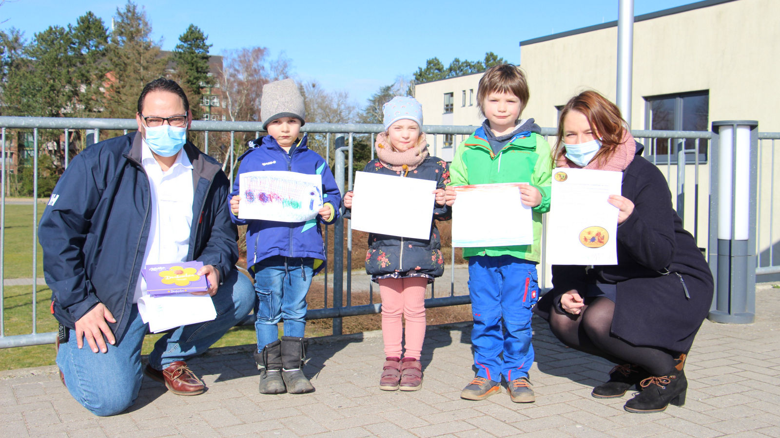 Kindergartenprojekt zum Corona-Virus: Kleine Aufmerksamkeiten und selbstgemalte Bilder für die Helios-Mitarbeiter 
