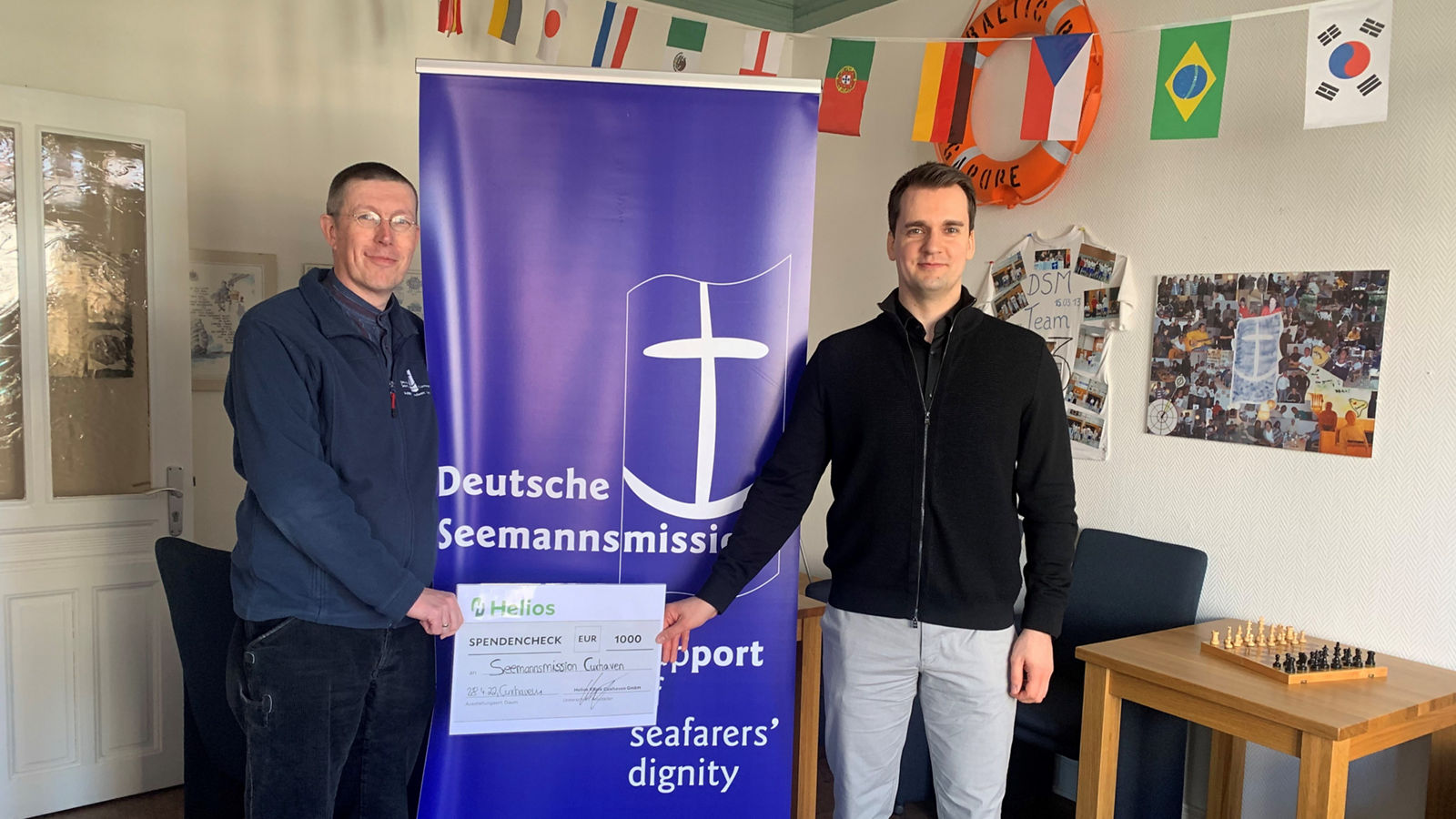 Vor Ort Gutes tun: Mitarbeiterinnen und Mitarbeiter der Helios Klinik Cuxhaven spenden an die Seemannsmission Cuxhaven