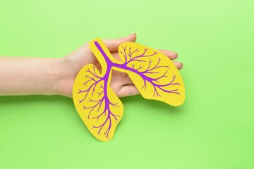 Hand hält abstraktes Bild einer Lunge