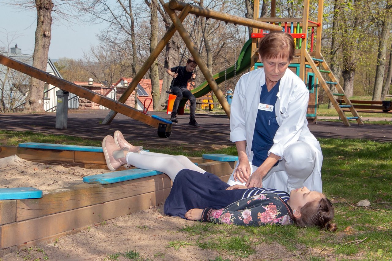 Dr. Helga Krull zeigt die richtigen Handgriffe der Ersten Hilfe