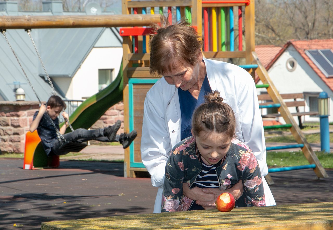 Dr. Helga Krull demonstriert Erste Hilfe bei Kindern und Säuglingen