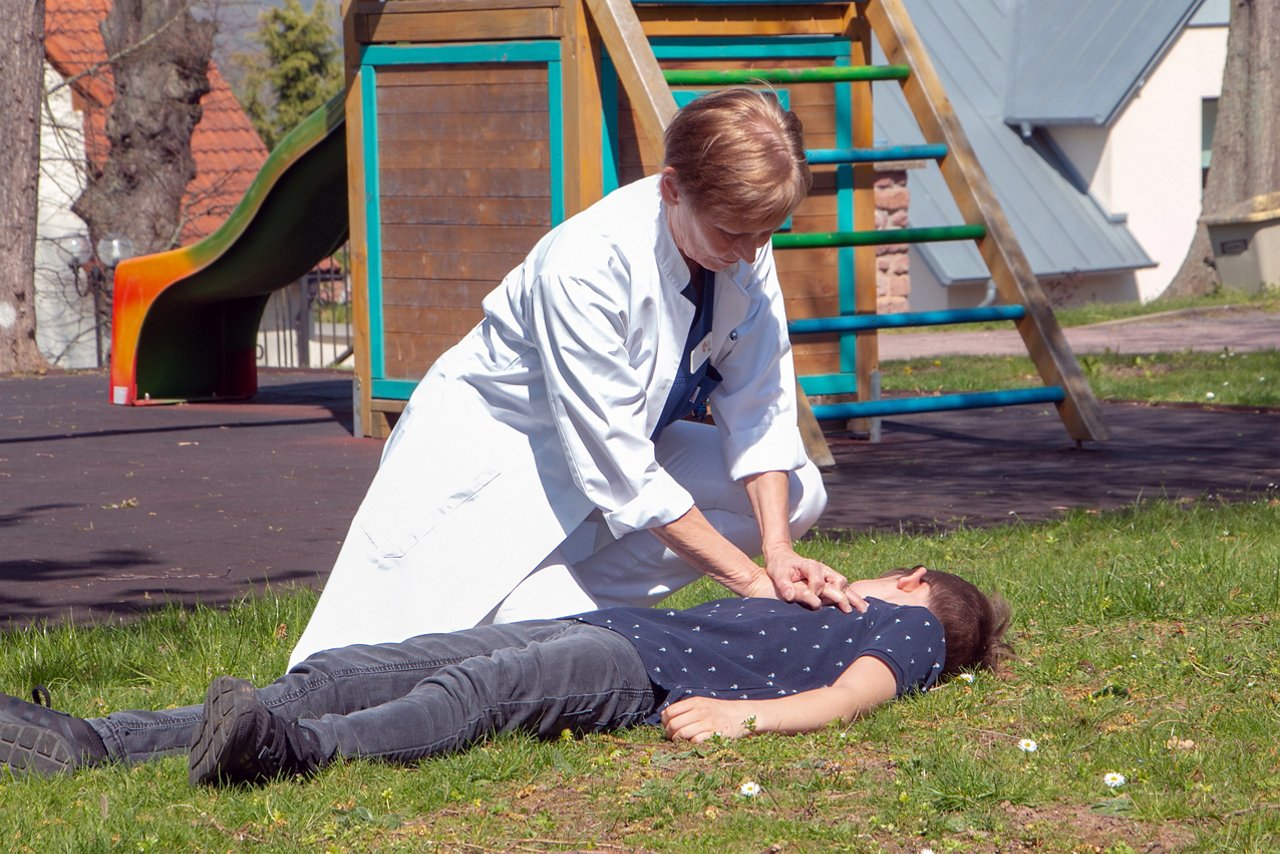 Dr. Helga Krull zeigt die richtigen Handgriffe der Ersten Hilfe