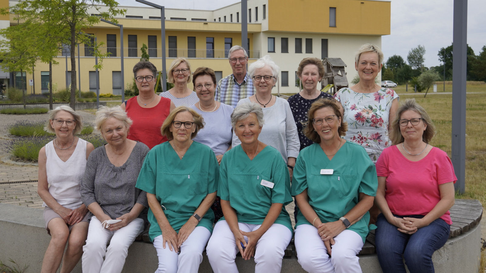 Grüne Damen und Herren suchen Unterstützung