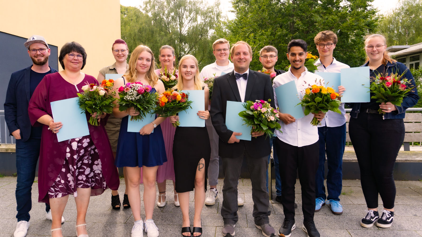 „Wir sind die Ersten“: Zwölf staatlich geprüfte Krankenpflegehelferinnen und Krankenpflegehelfer feiern ihren Abschluss 