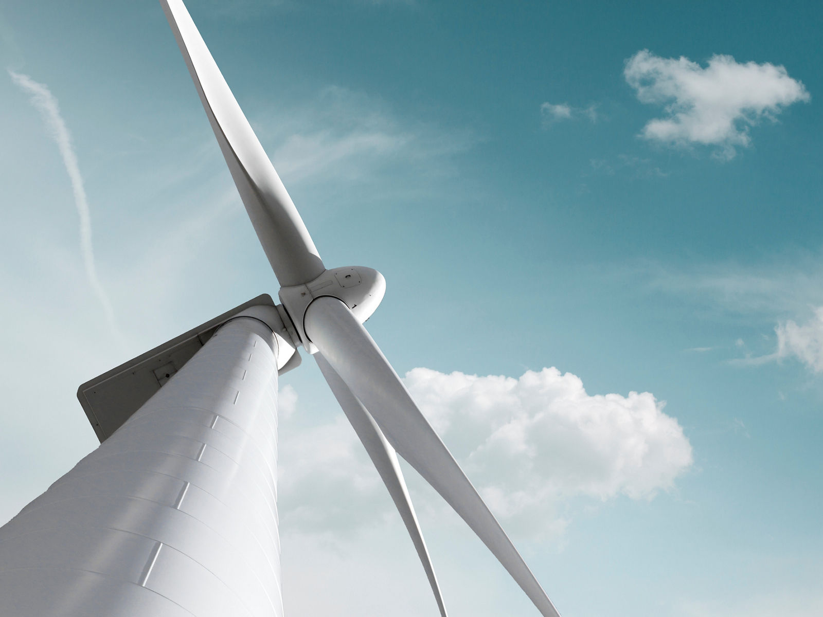 Windkraft Anlage mit zartem Wolken Hintergrund und Freiraum für eigenen Text