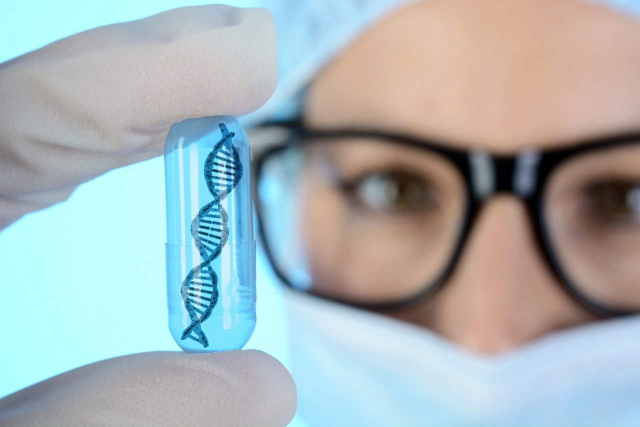 Wissenschaftlerin mit DNA in Kapsel