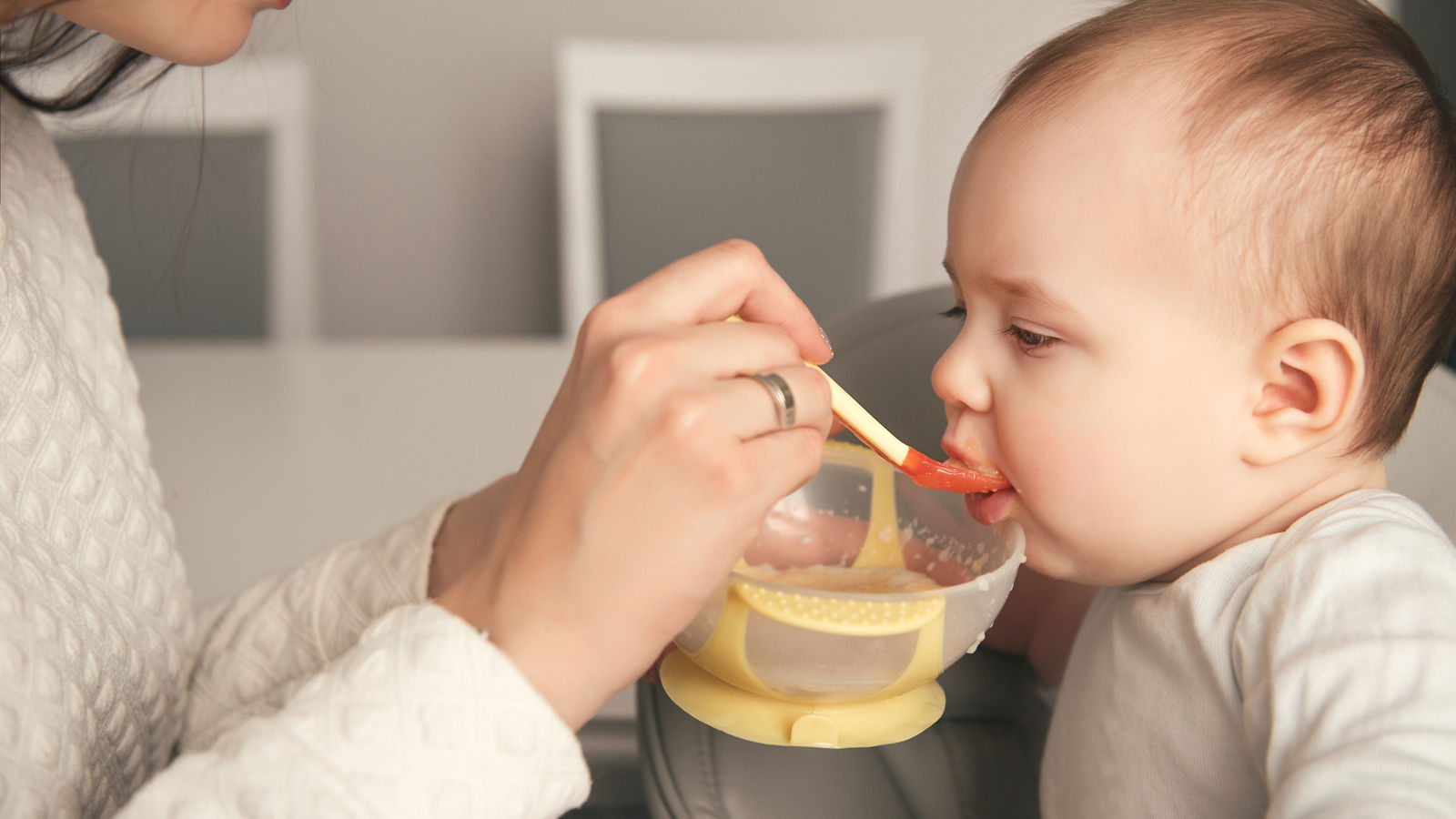 Baby wird gefüttert