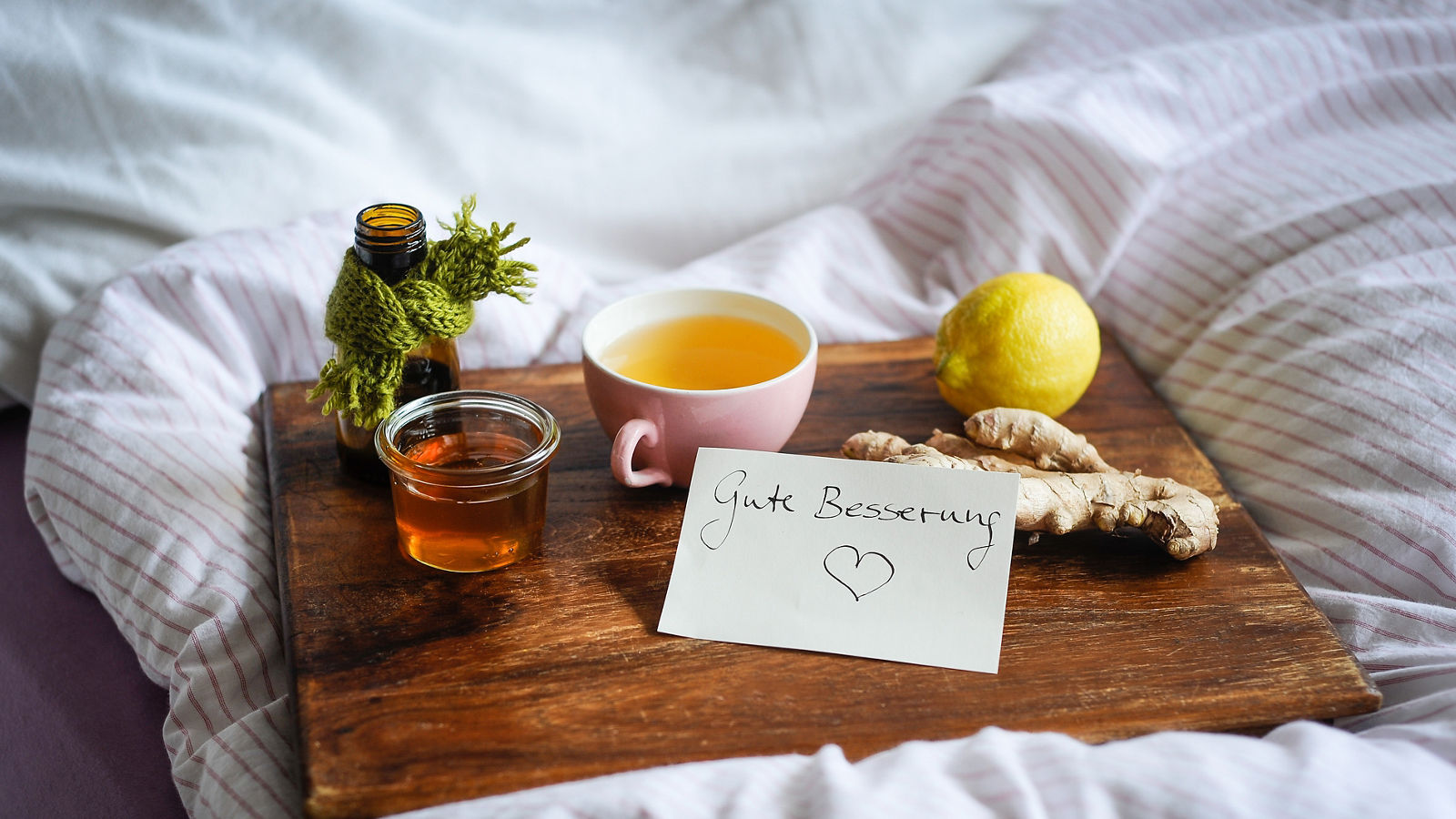 Alternative Hausmittel wie Tee, Honig, Ingwer zur Besserung von Erkältungskrankheiten
