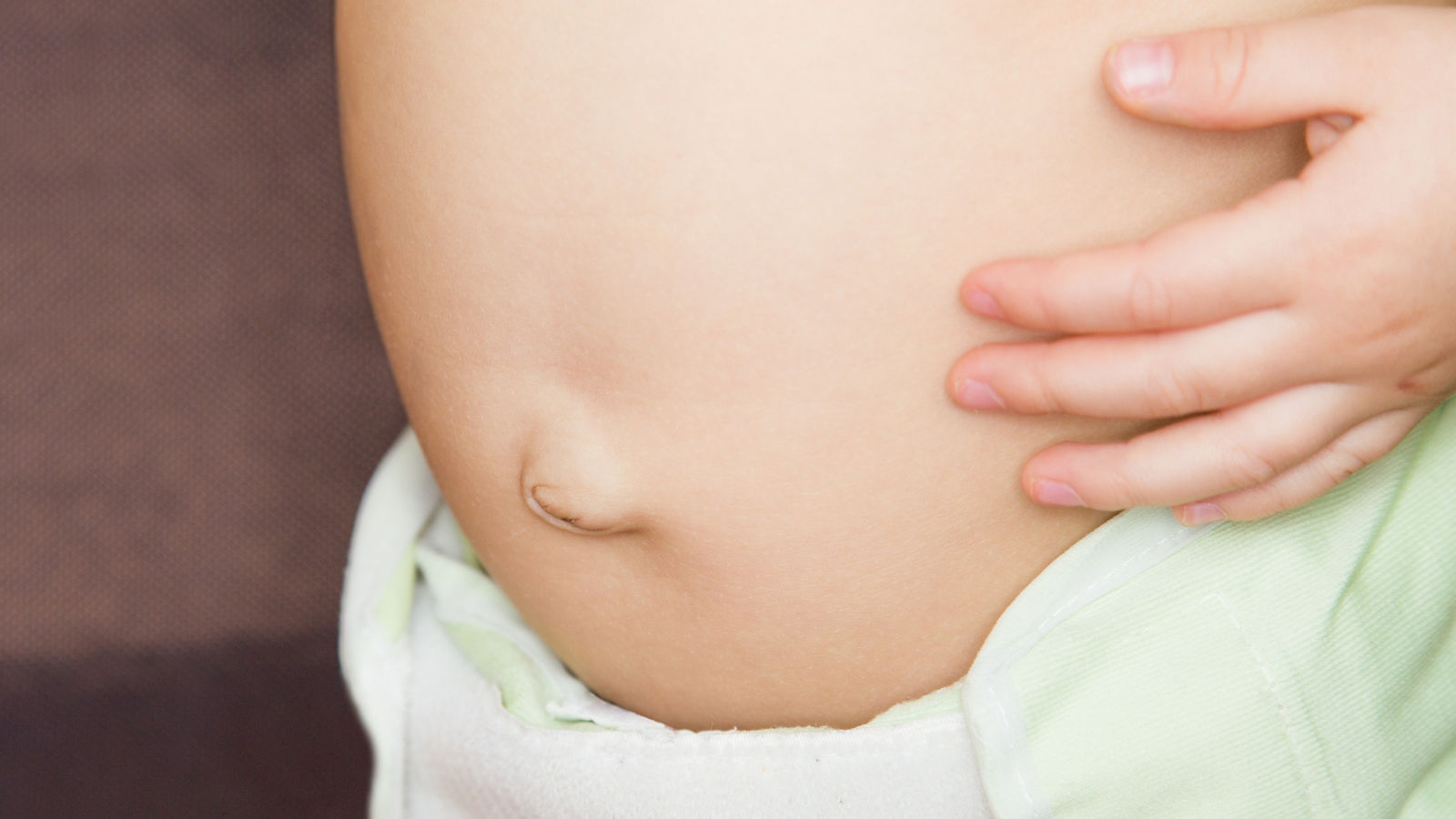 Babybauch mit Nabelbruch