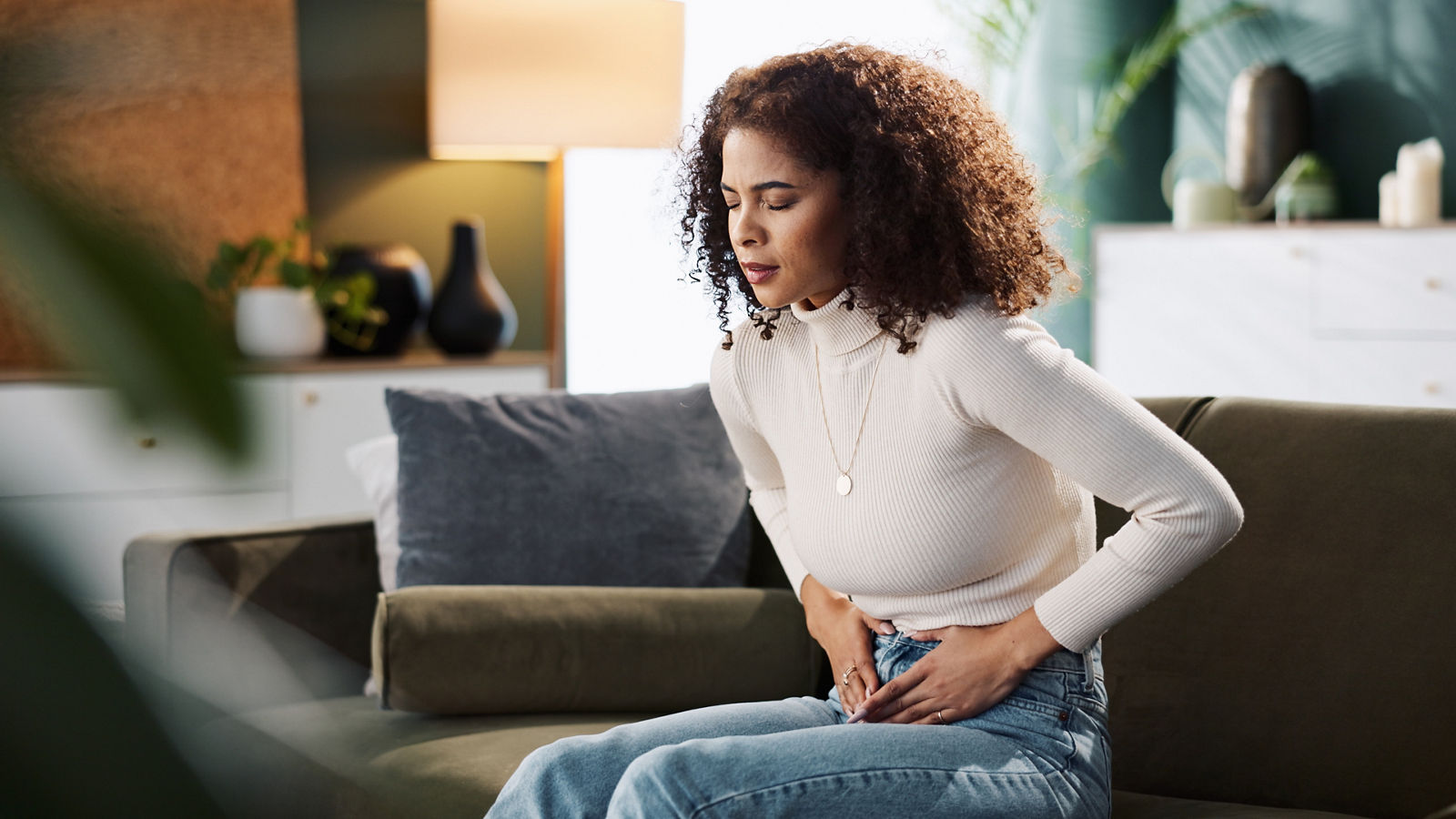 Frau mit Unterleibsschmerzen