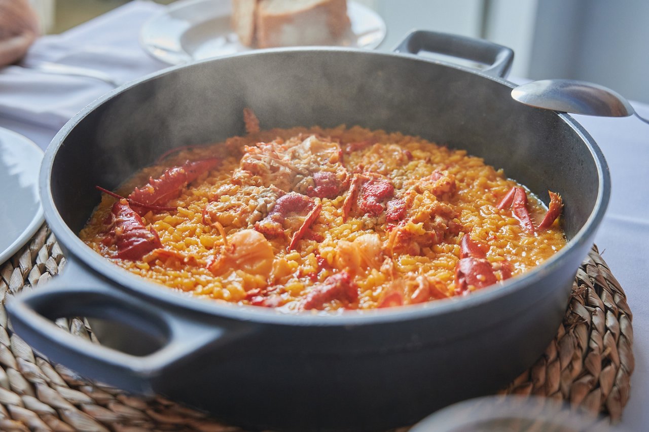 Traditionelles galicisches Gericht: „Arroz caldoso“ – Reis in Brühe mit Hummer, serviert im Gusseisentopf und direkt servierfertig.