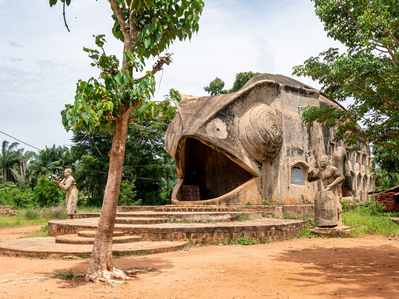Ein chamäleonförmiger Vodun-Tempel in der Nähe von Abomey, Benin, an einem bewölkten Nachmittag 2