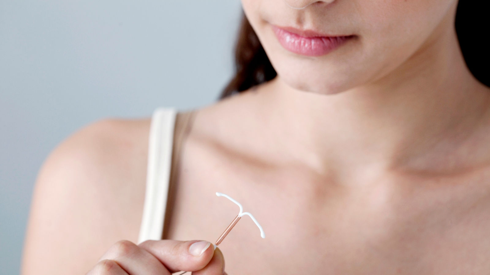 Frau hält eine spirale in der Hand