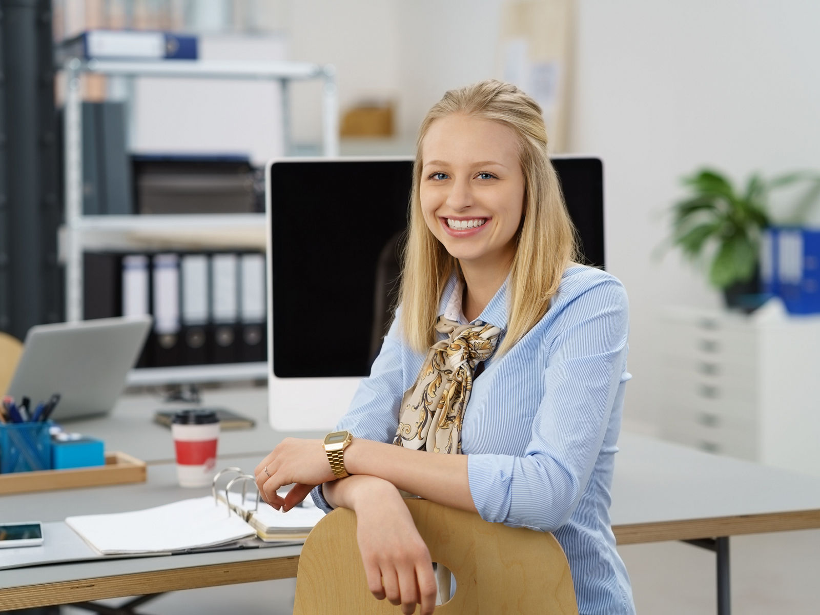 junge angestellte am arbeitsplatz