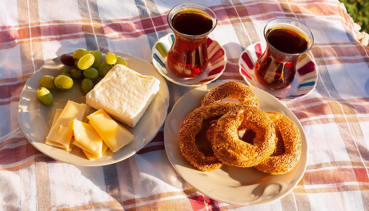 Türkisches Frühstück mit frischem Simit-Brot und Tee