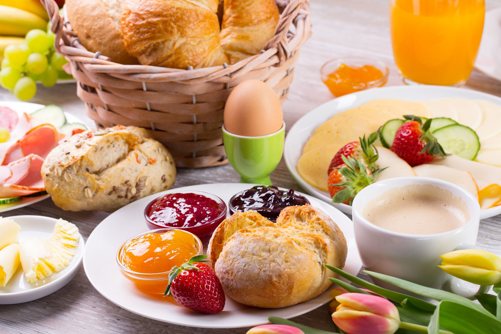 Frühstück mit Brötchen und Marmelade