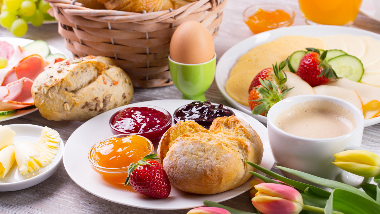 Leckeres Frühstück mit Brötchen und Kaffee