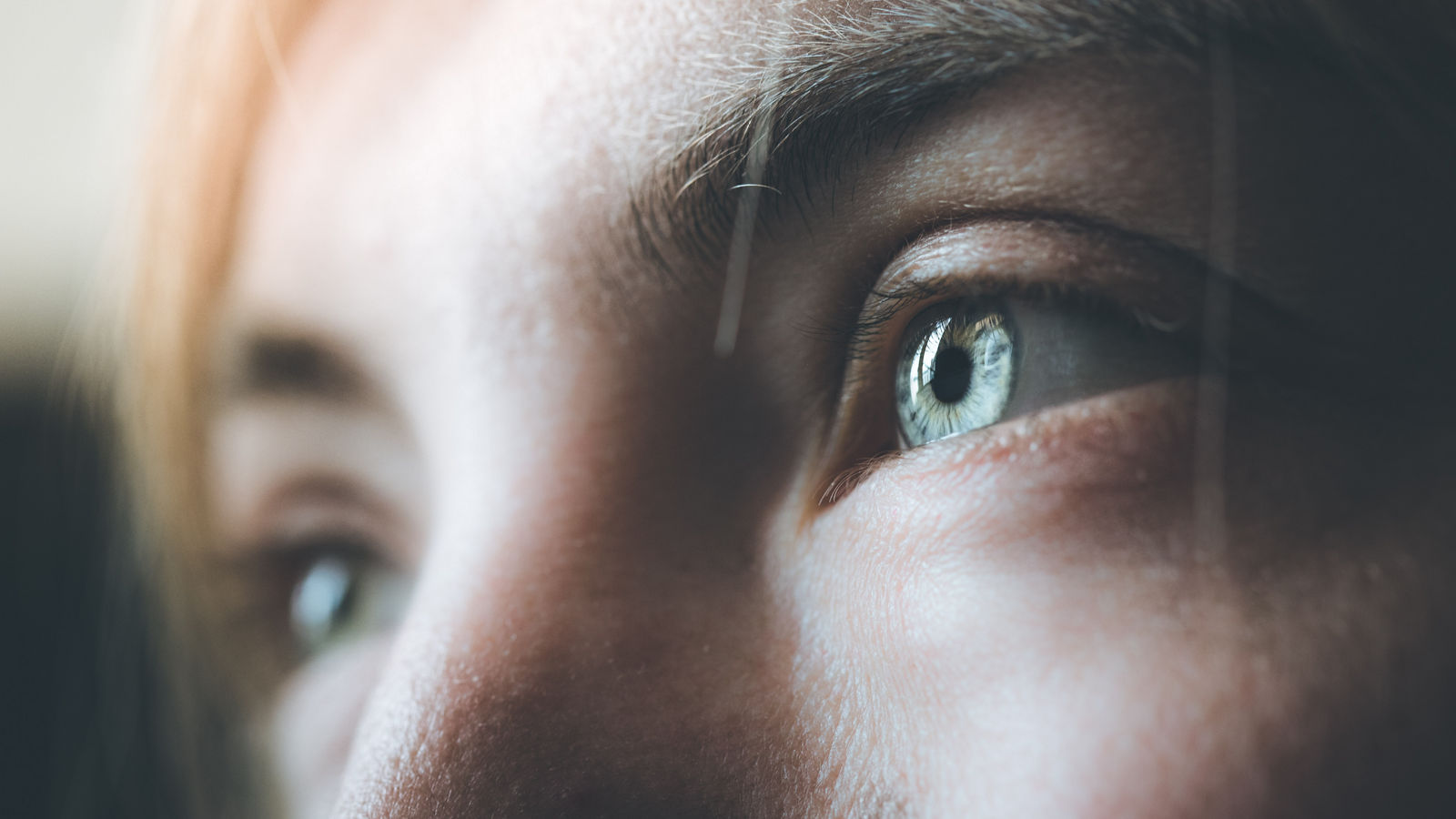 Blaue Augen und Wimpern natürlich, Blick