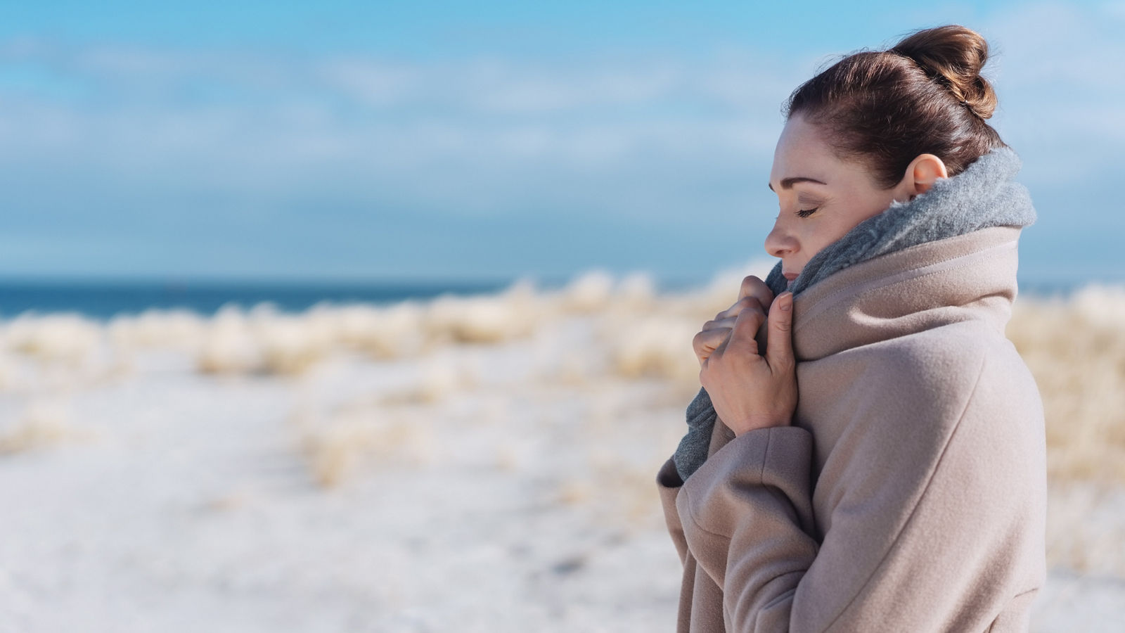 Winterspaziergang junge Frau