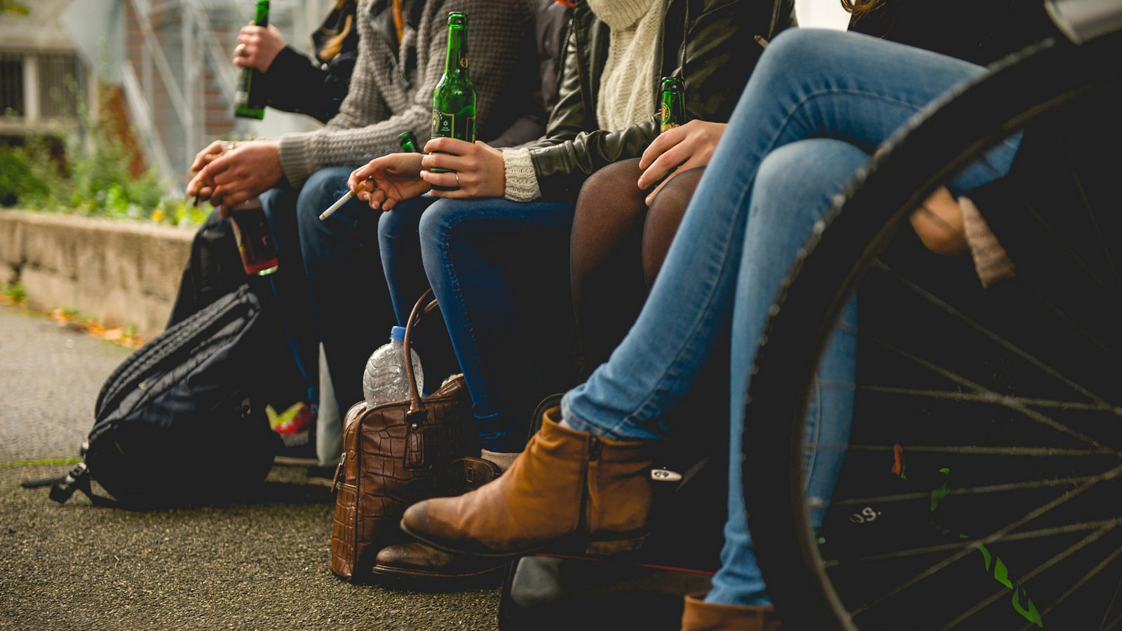 Junge Menschen trinken und rauchen