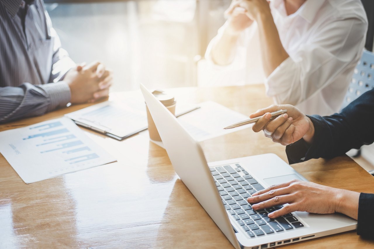 Zusammenarbeit am Tisch mit Laptop