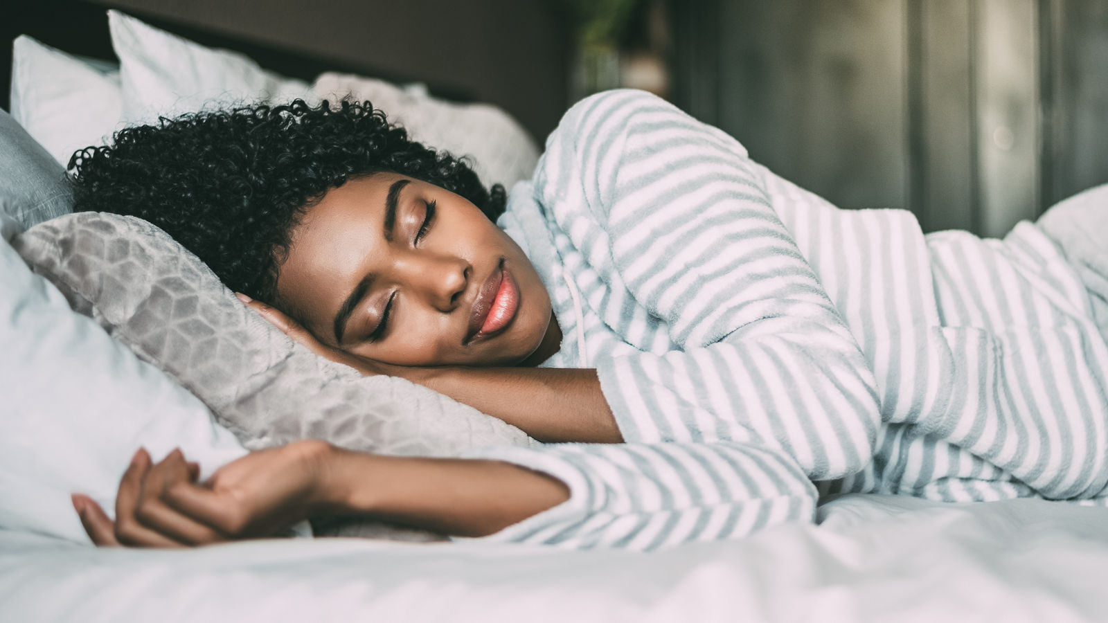 Frau schläft im Bett