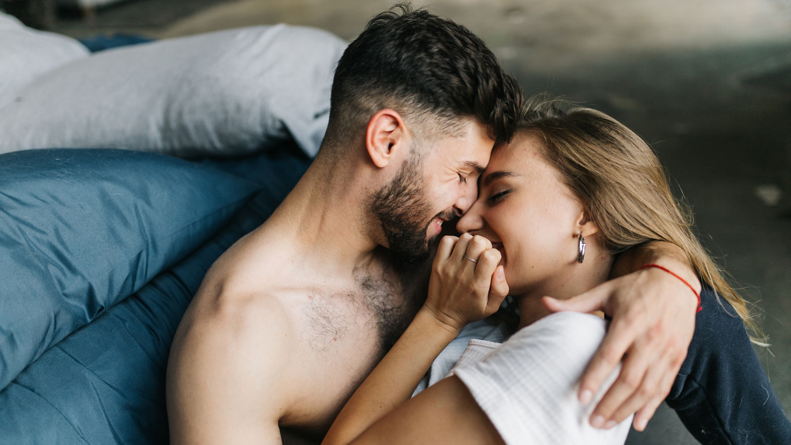 Junges Pärchen vor Bett 
