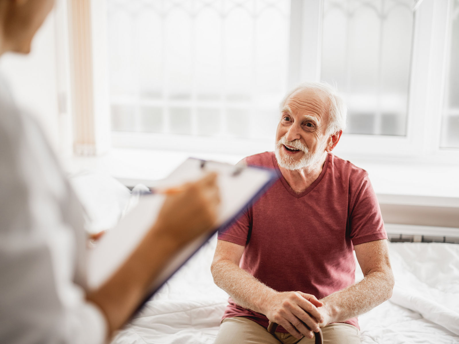 Portrait von einem Patienten auf dem Patientenbett