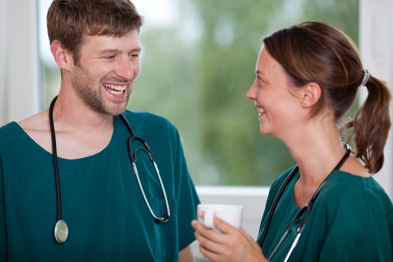 Junge Ärzte machen Pause im Krankenhaus