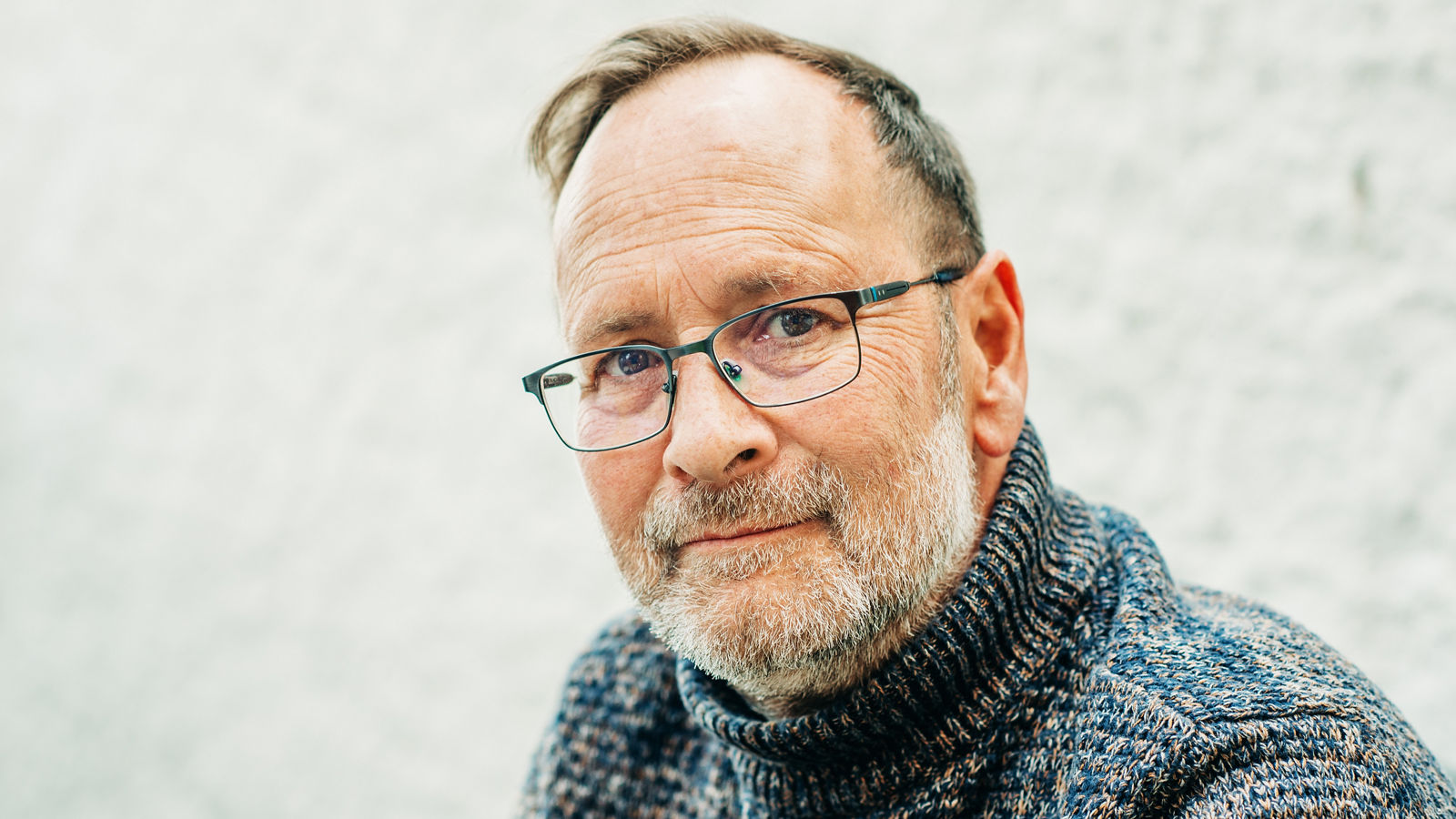 Mann mit Brille schaut in die Kamera