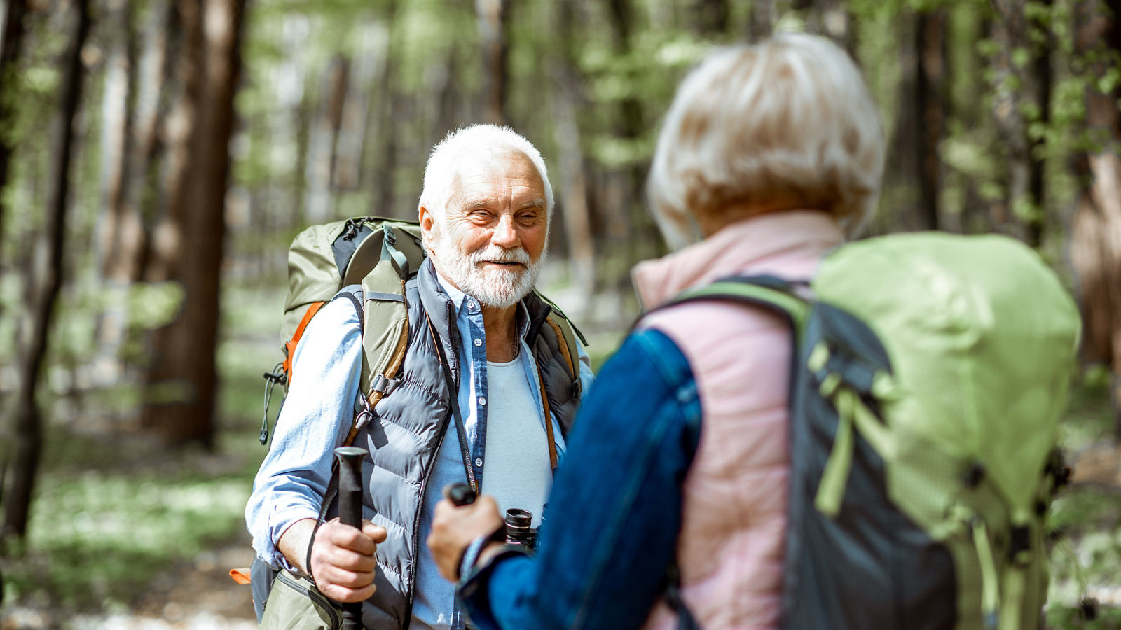 Seniorenpaar beim Wanderurlaub