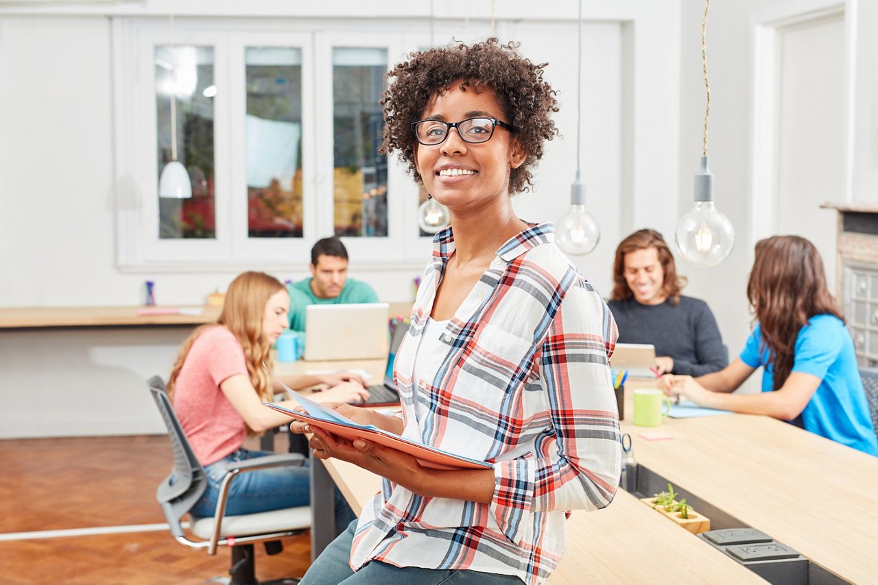 Junge multikulturelle Frau als Business Start-Up Gründer in einem Meeting