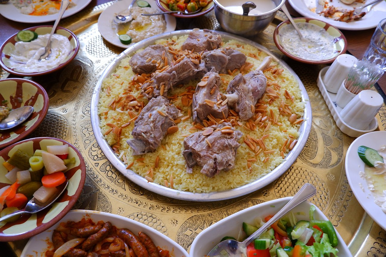 Mansaf, jordanisches Nationalgericht. Fleischgericht, Reis, arabische Küche.