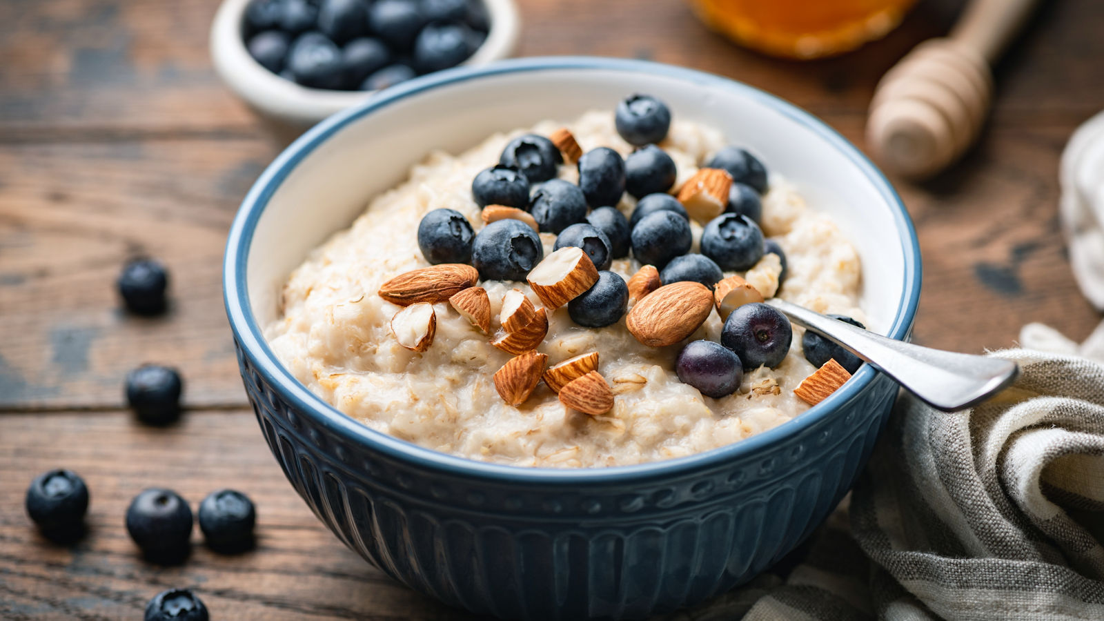 Oatmeal porridge with blueberries, almonds