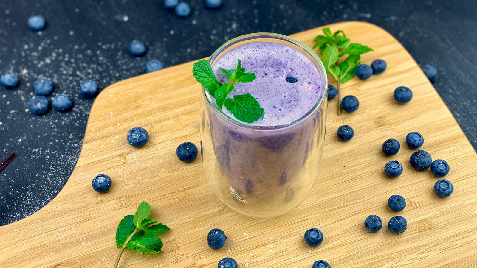 Eiweiß-Hafer-Shake mit Blaubeeren